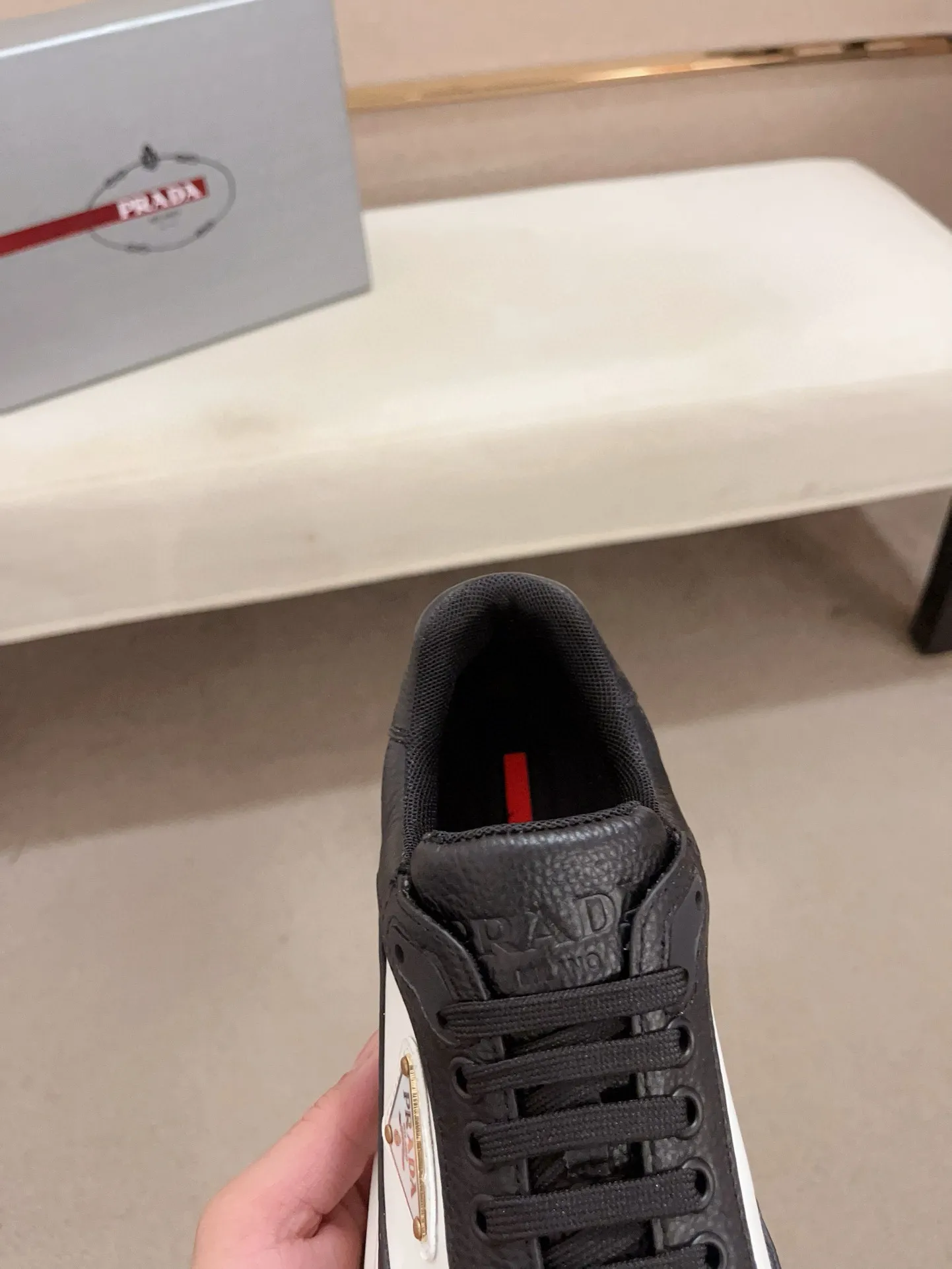 Men's shoes 💰 580💰 ✔️✔️✔️High-quality new PRADA counters are launched simultaneously. The new men's shoes and 😘 fabrics are made of selected first-layer cowhide with superb craftsmanship. Lining: Full cowhide lining. 👍🏿 High-end ☄️ air-cushion molded anti-slip rubber outsole, exquisite lines, simple and elegant, comfortable and high-end for leisure travel. Code number: 38 to 45 (can be customized to 46 to 47, non-refundable)